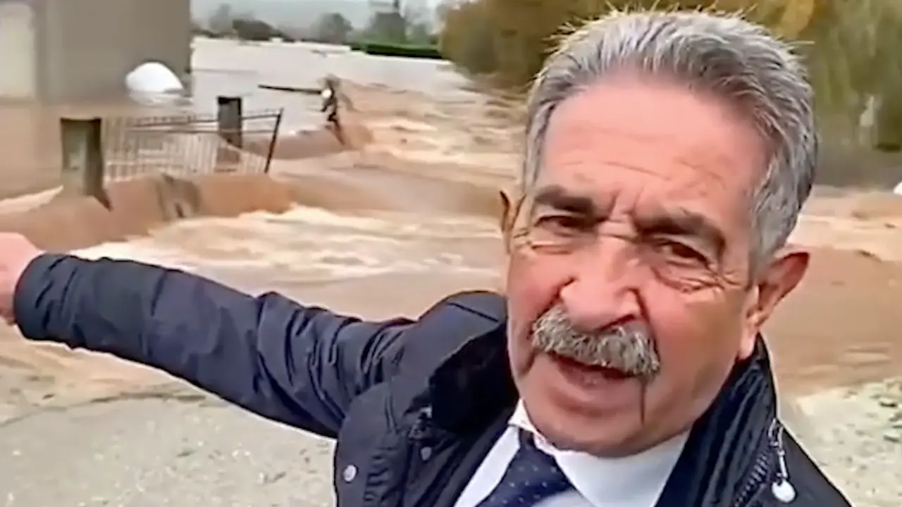 El presidente de Cantabria, Miguel &Aacute;ngel Revilla, visita zonas inundadas.
