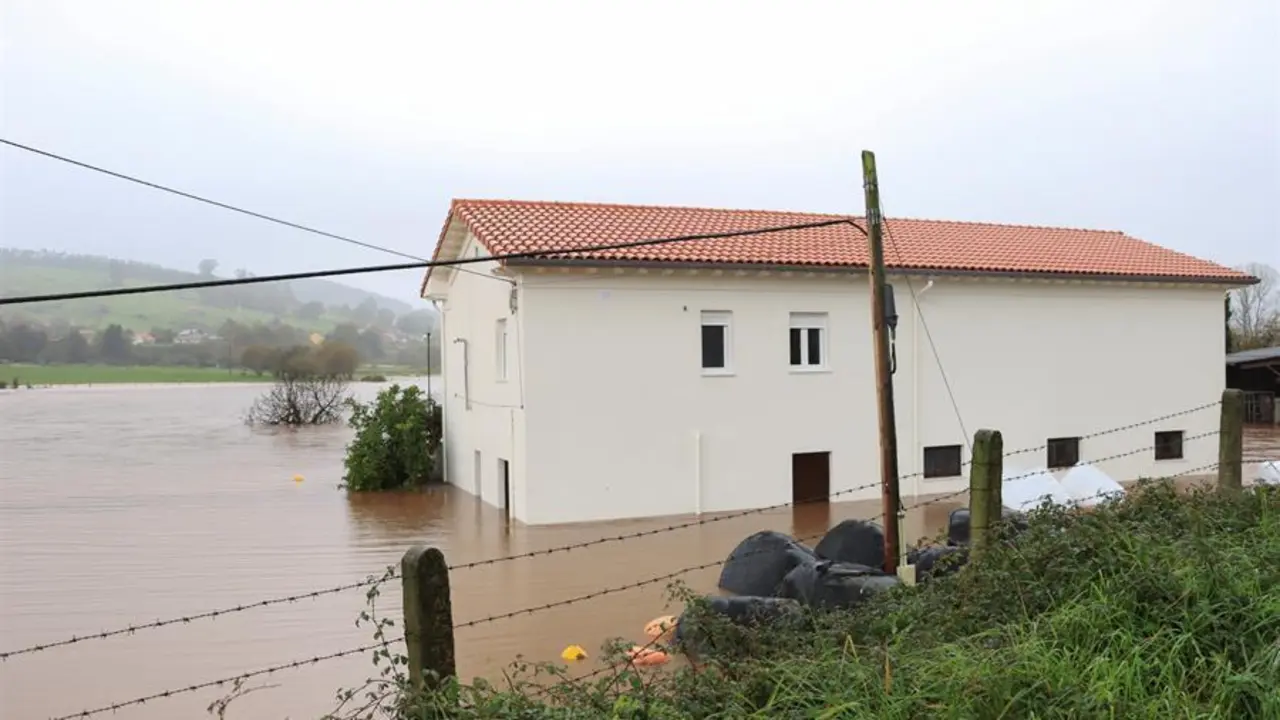 Estado en el que encuentra la regi&oacute;n de Pi&eacute;lagos (Cantabria), tras el desbordamiento del r&iacute;o Pas. El presidente de Cantabria, Miguel &Aacute;ngel Revilla, ha expresado su preocupaci&oacute;n por que la pleamar complique la situaci&oacute;n de los r&iacute;os de la regi&oacute;n y ha destacado que el Gobierno regional ha desplegado todos sus medios porque lo primero, ha dicho, es evitar que haya alguna desgracia. EFE/ Celia Ag&uuml;ero Pereda
