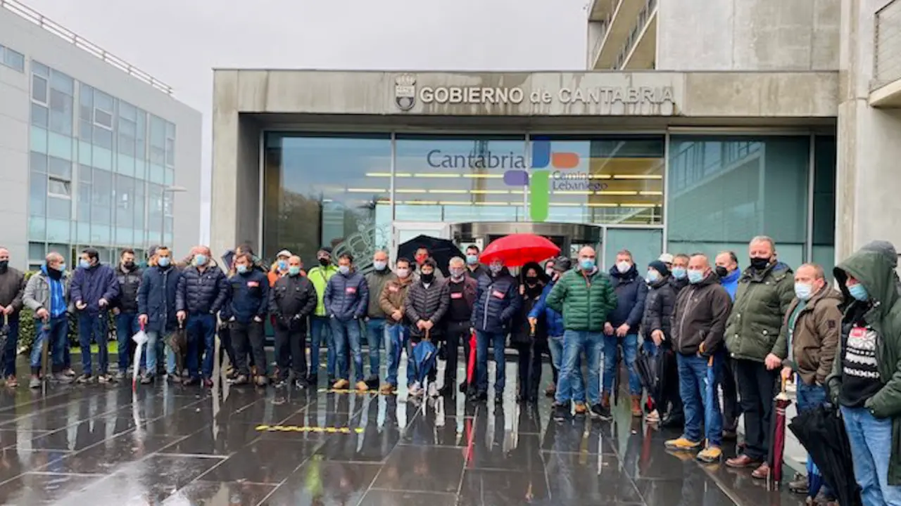 El comit&eacute; ha se&ntilde;alado que se han utilizado "contratos de relevo para ir amortizando puestos de trabajo", lo que ha provocado, en su opini&oacute;n, que "se hagan puestos a la carta para colocar a personas que ya los ocupa de forma irregular".