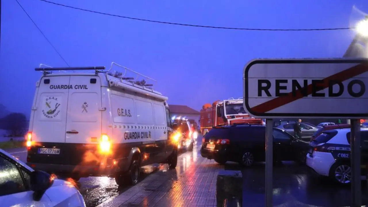 Situaci&oacute;n actual del r&iacute;o Pas a su paso por el municipio de Pi&eacute;lagos (Cantabria), donde se est&aacute;n produciendo rescates con lanchas por parte de Cruz Roja y el 112 de Cantabria, y donde se han incorporado agentes del G.E.A.S. de la Guardia Civil. EFE/ Celia Ag&uuml;ero Pereda