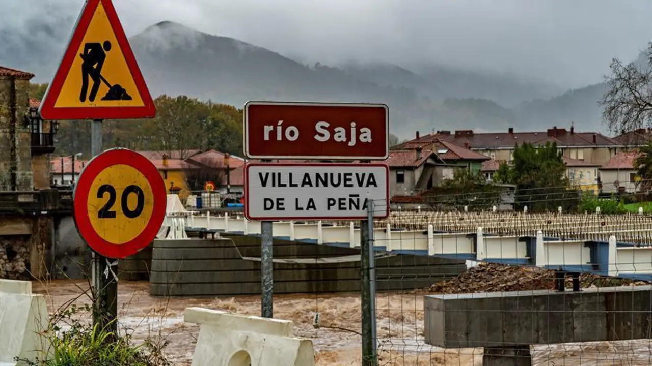 Crecida del r&iacute;o Saja, que ya ha derribado una pilastra de la obra del puente de Virgen de la Pe&ntilde;a, a&uacute;n en construcci&oacute;n, y que ha provocado el cierre del acceso de esa localidad a Villanueva de la Pe&ntilde;a. EFE/Rom&aacute;n G. Aguilera