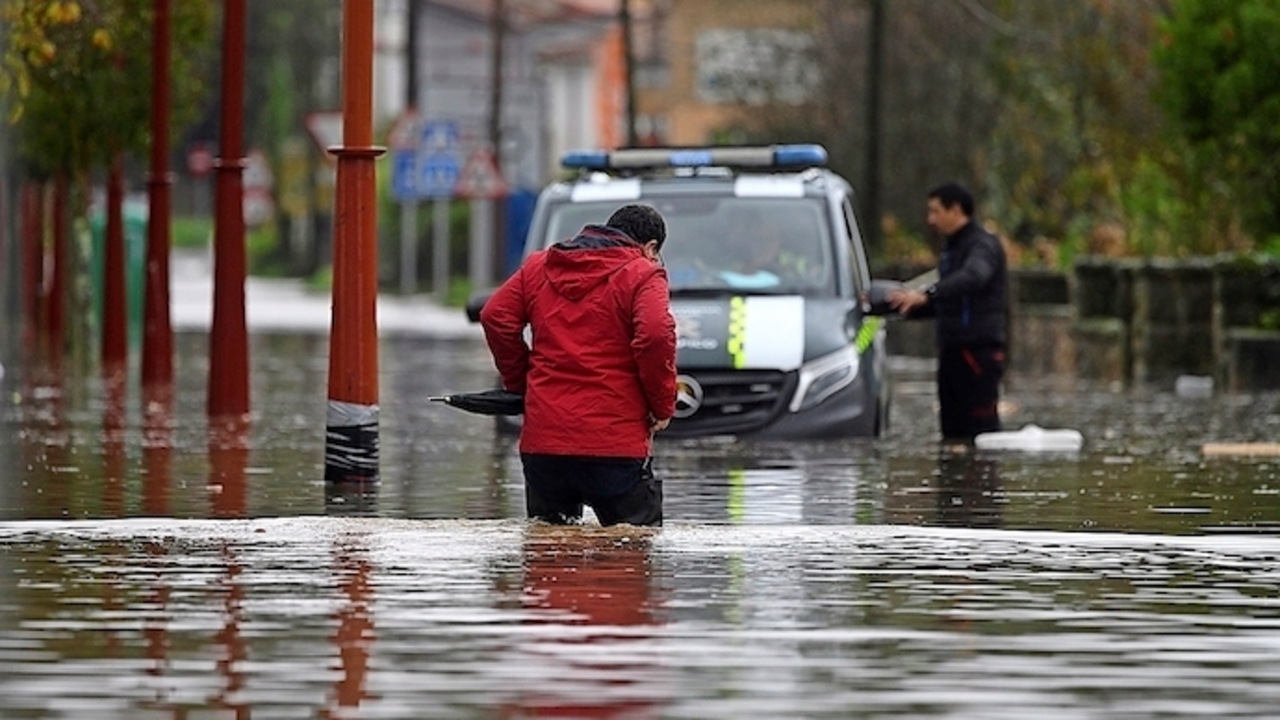 Un veh&iacute;culo de la Guardia Civil es remolcado para salir de la crecida del r&iacute;o As&oacute;n, este lunes en la localidad c&aacute;ntabra de Ampuero. Los servicios de emergencia de Cantabria han atendido esta madrugada casi 150 incidencias por las inundaciones, que en estos momentos afectan sobre todo a los municipios de Ampuero y Pi&eacute;lagos, en los que se han desbordado los r&iacute;os As&oacute;n y Pas. EFE/Pedro Puente Hoyos
