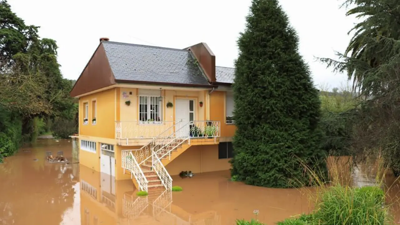 Estado en el que se encuentra una vivienda de Pi&eacute;lagos (Cantabria), tras el desbordamiento del r&iacute;o Pas a su paso por el municipio de Pi&eacute;lagos. EFE/ Celia Ag&uuml;ero Pereda