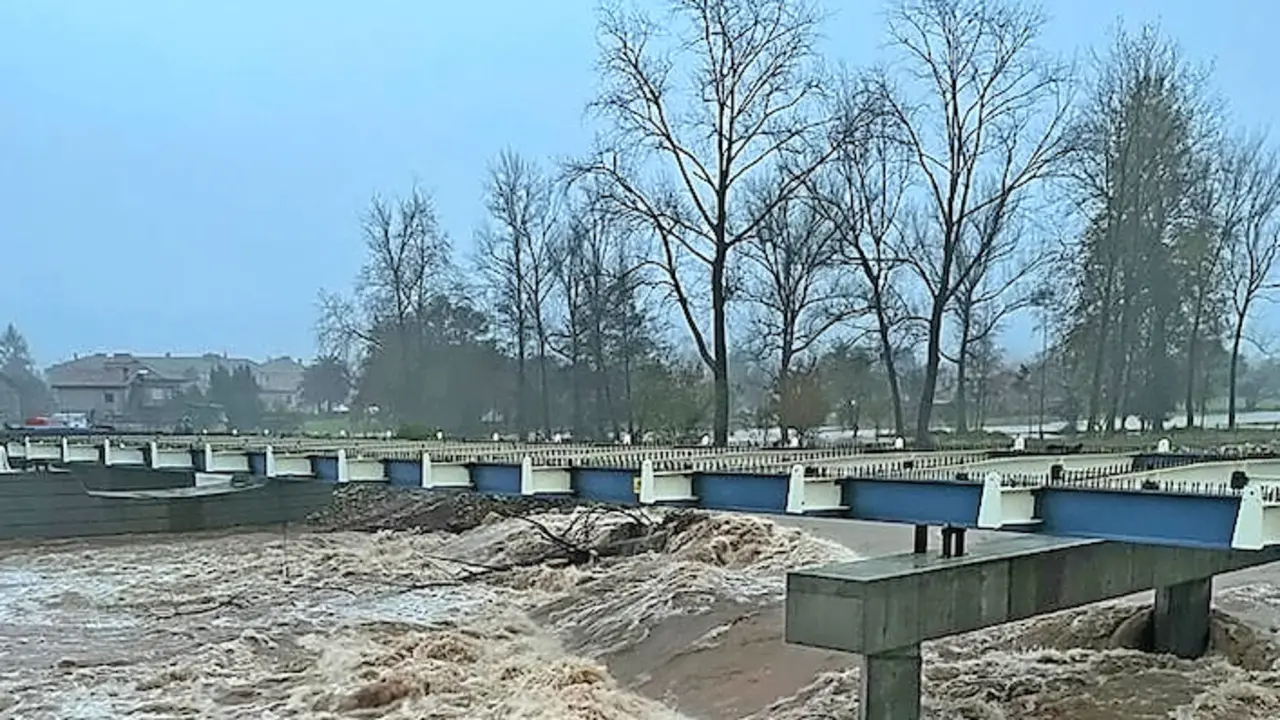 Puente que se construye en el Saja y que perdi&oacute; uno de los apoyos. / SAJA