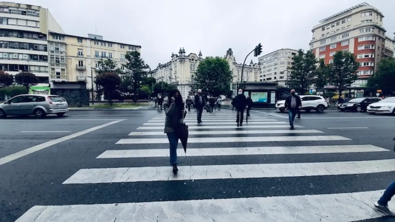 Varias personas cruzan la calle en Santander. / S.D&Iacute;AZ