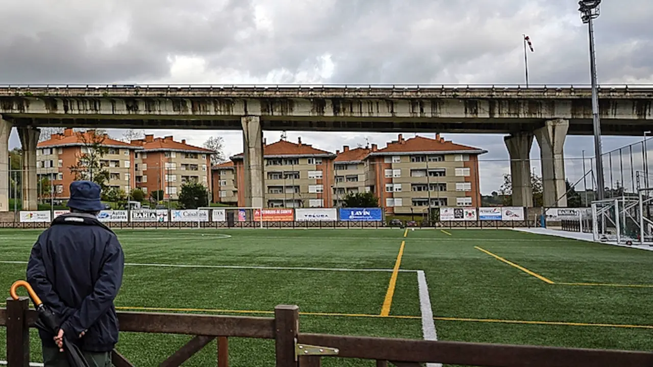 Un hombre observa el campo de f&uacute;tbol del Solares. / EFE