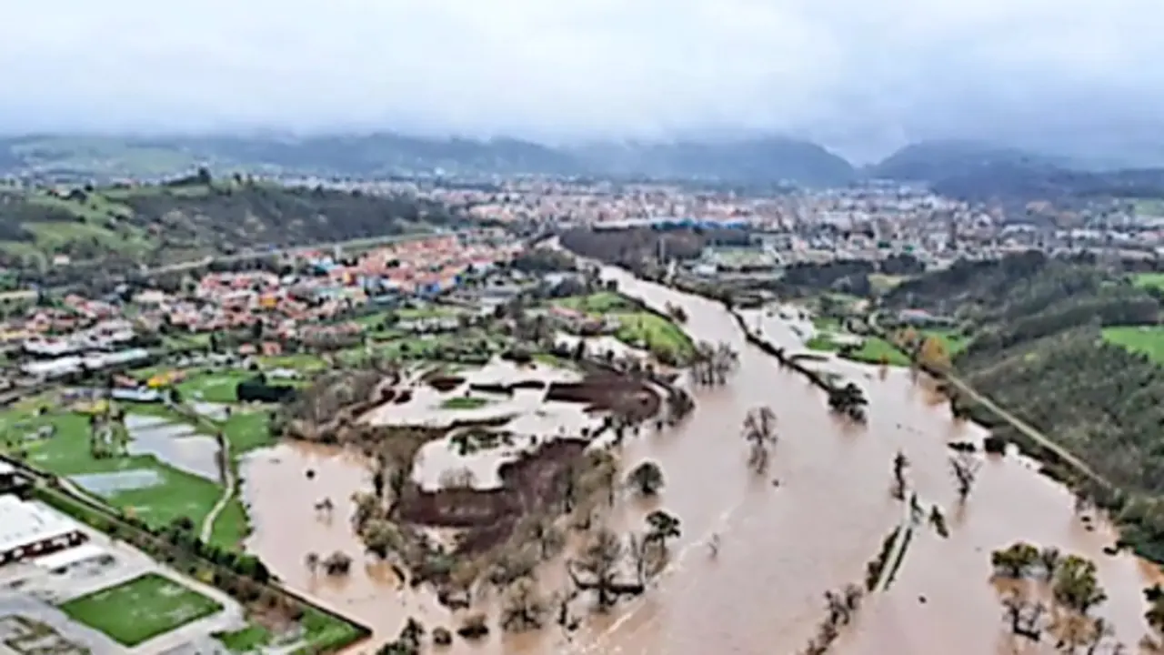 Vista de la localidad de Viveda donde el r&iacute;o se ha desbordado dejando im&aacute;genes como esta. / ALERTA