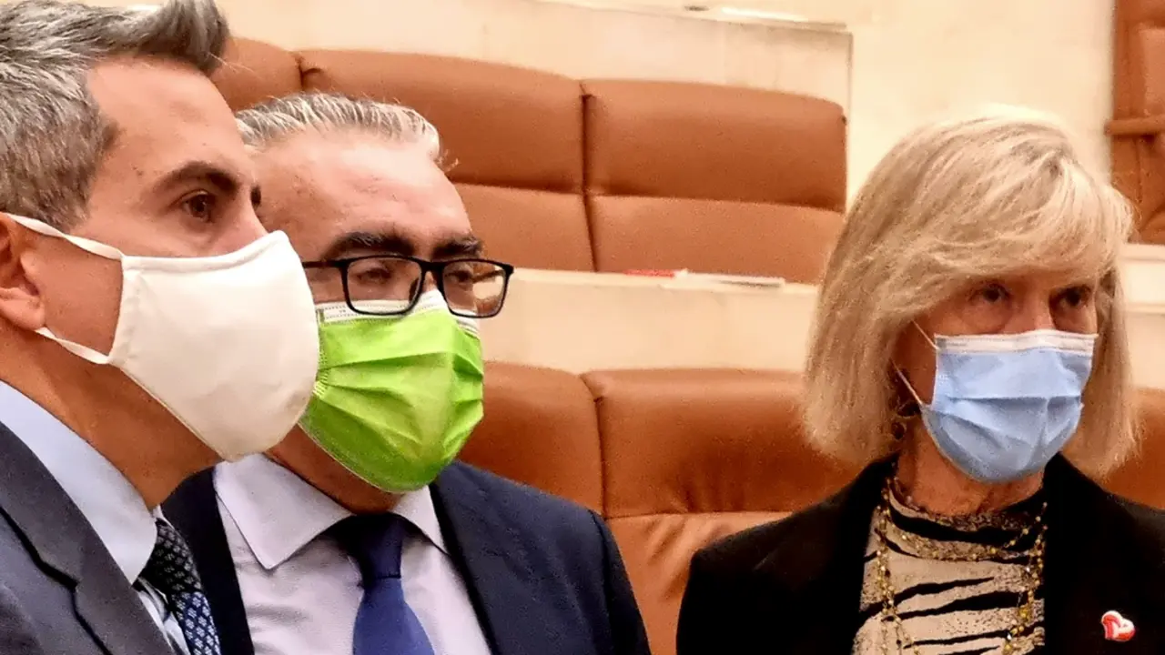 En el centro de la imagen la consejera de Educaci&oacute;n, Marina Lomb&oacute;, conversando antes del Pleno con otros integrantes del Gobierno regional o diputados