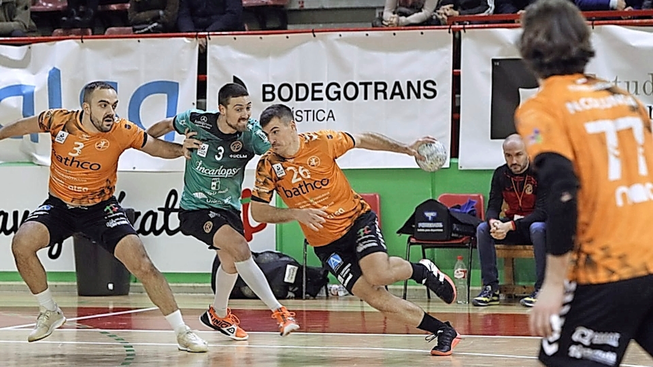 El Bathco Torrelavega intentar&aacute; dar una buena imagen hoy en la cancha del l&iacute;der.