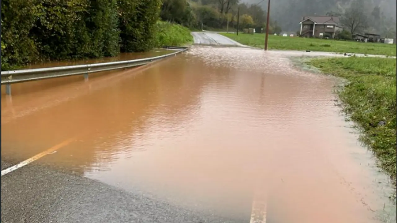 Carretera cortada por las inundaciones.