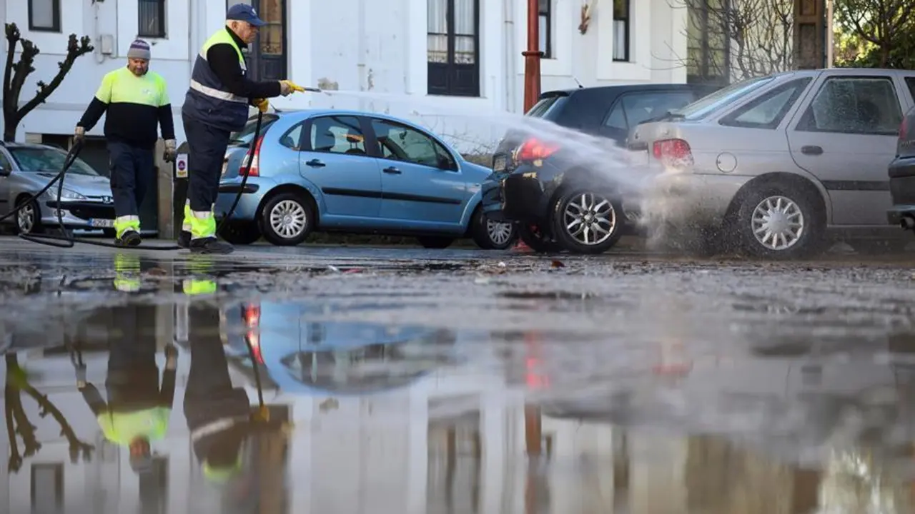 Varios trabajadores limpian los destrozos ocasionados ayer por la crecida del r&iacute;o As&oacute;n a su paso por la localidad c&aacute;ntabra de Ampuero, este martes. EFE/Pedro Puente Hoyos