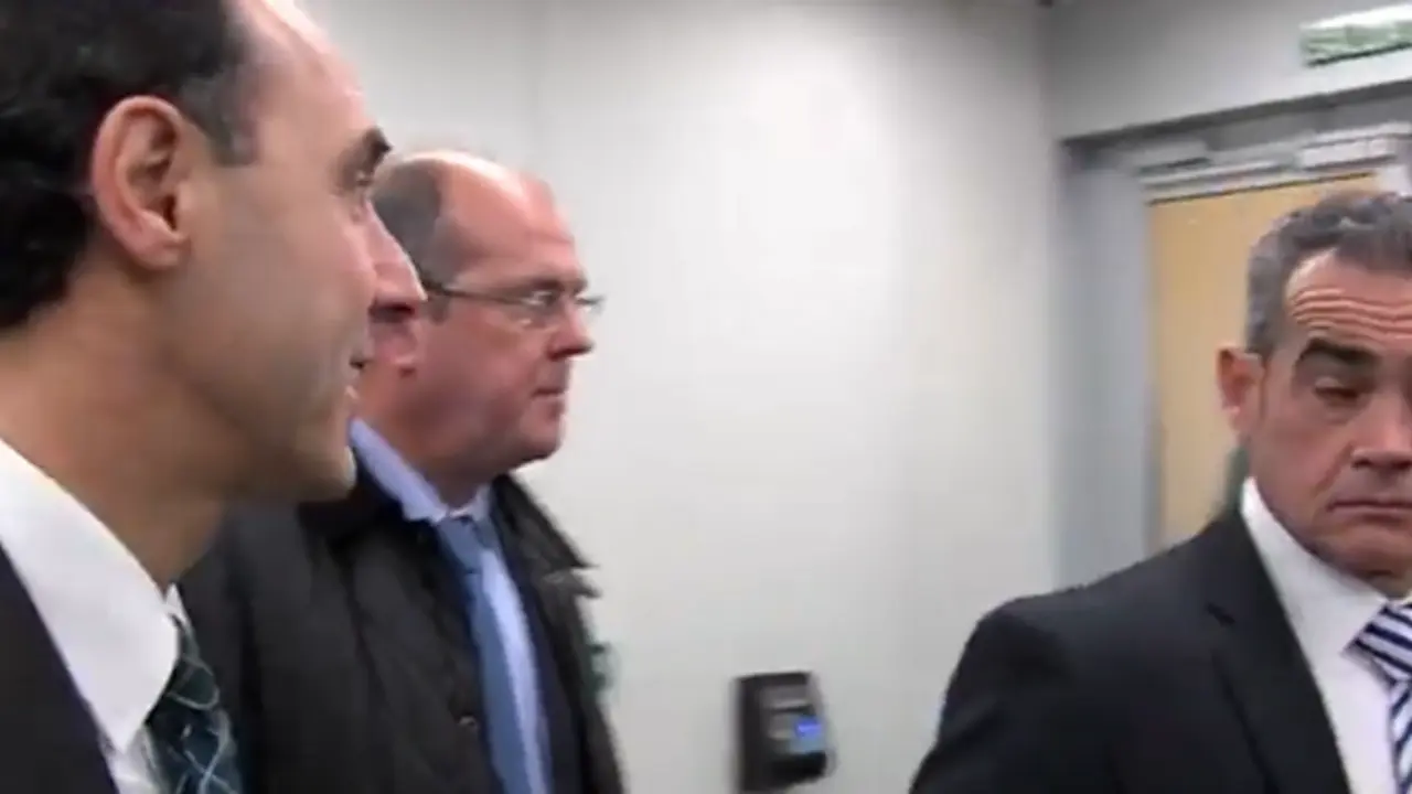 Momento del escrache al que fuera presidente de Cantabria.