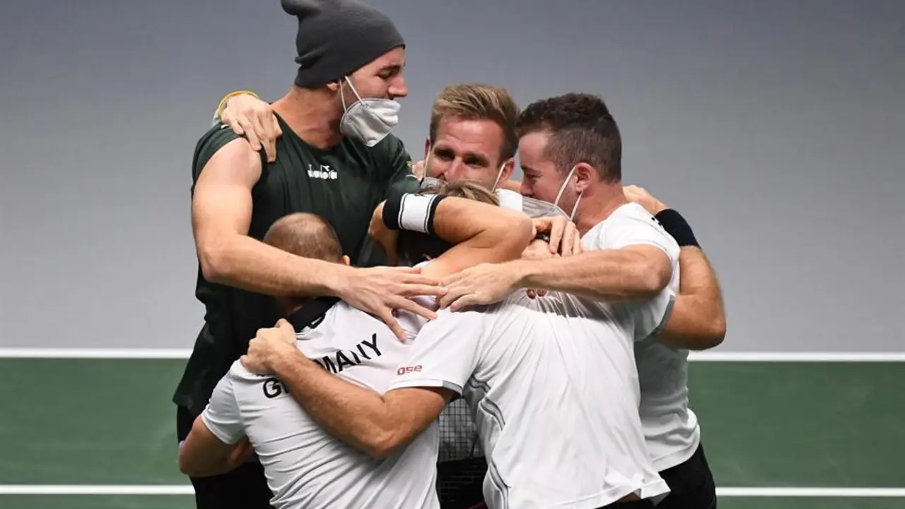 El equipo de Alemania celebra la victoria en la eliminatoria de cuartos de final de la Copa Davis 2021 Gran Breta&ntilde;a vs Alemania en Innsbruck, Austria, el 30 de noviembre de 2021. (Tenis, Alemania, Reino Unido) EFE/EPA/PHILIPP GUELLAND