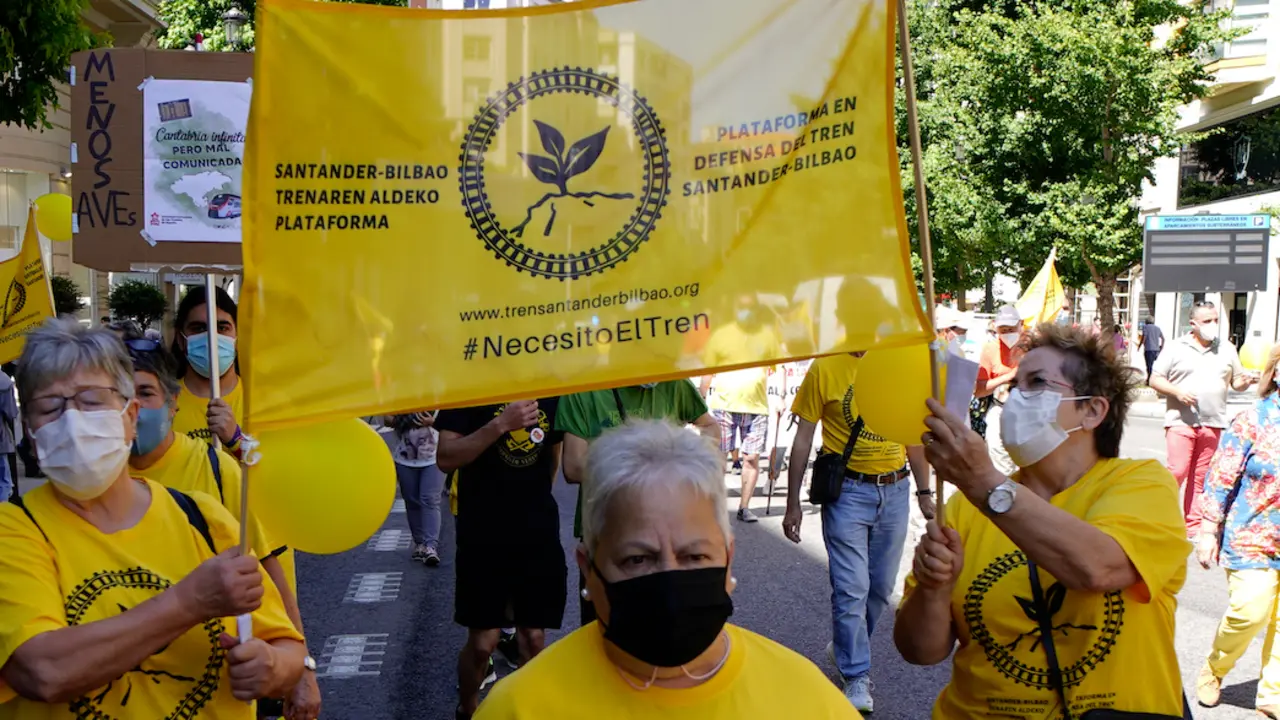 &Uacute;ltima manifestaci&oacute;n en el pasado julio en Santander para instar a que se realicen mejoras en la l&iacute;nea Bilbao-Santnader. / HARDY