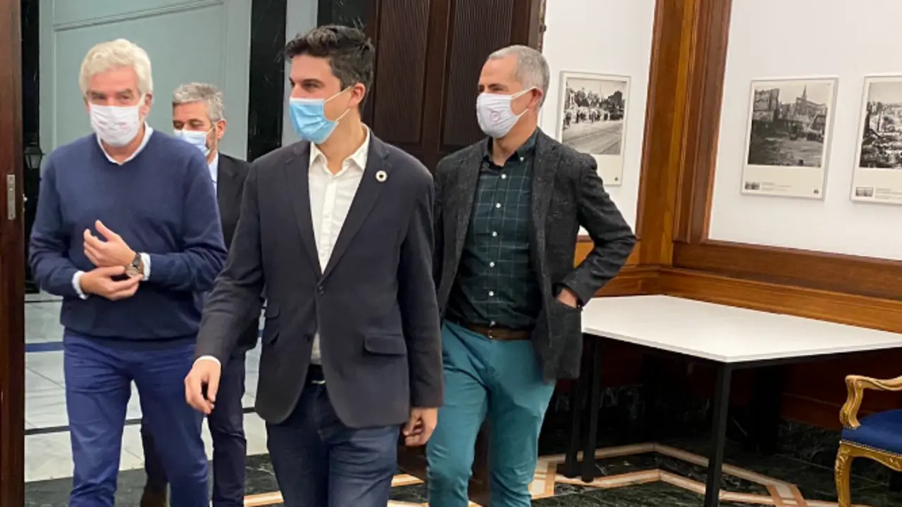 Los concejales del PRC-PSOE y detr&aacute;s Ceruti de Cs.