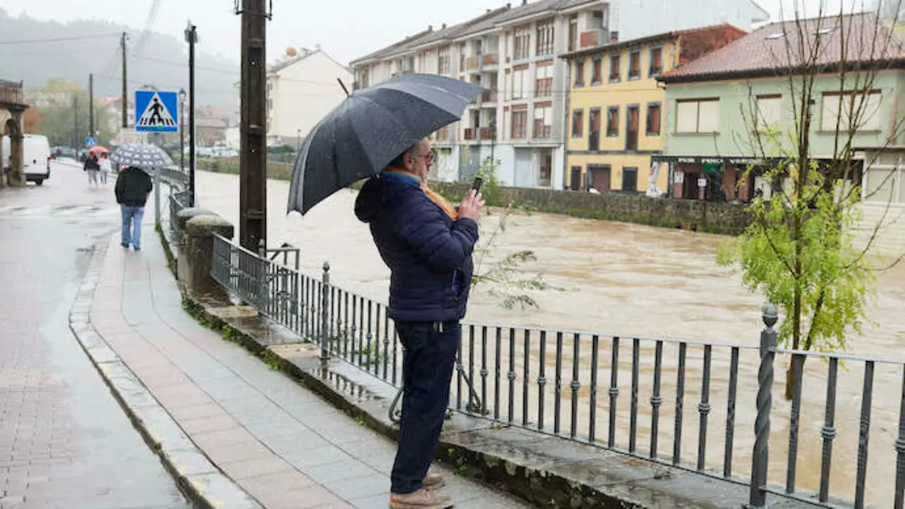 Un hombre observa las inundaciones debido a las fuertes lluvias registradas, a 29 de noviembre de 2021, en Ampuero, Cantabria, (Espa&ntilde;a). La borrasca Arwen ha dejado lluvia constante durante d&iacute;as y grandes nevadas en el norte de la Pen&iacute;nsula. Cantabria, una de las regiones m&aacute;s afectadas, ha registrado cientos de llamadas de emergencia, inundaciones en viviendas, anulaci&oacute;n de las clases en algunos municipios y desbordamiento de varios r&iacute;os. La regi&oacute;n contin&uacute;a este lunes en aviso amarillo por lluvias y costeros. En concreto, hay alerta amarilla por lluvias en el litoral, con una precipitaci&oacute;n acumulada de 40 litros por metro cuadrado, hasta las 19.59 horas.
29 NOVIEMBRE 2021;LLUVIA;CANTABRIA;ARWEN;BORRASCA;PENINSULA
Juan Manuel Serrano Arce / Europa Press
29/11/2021