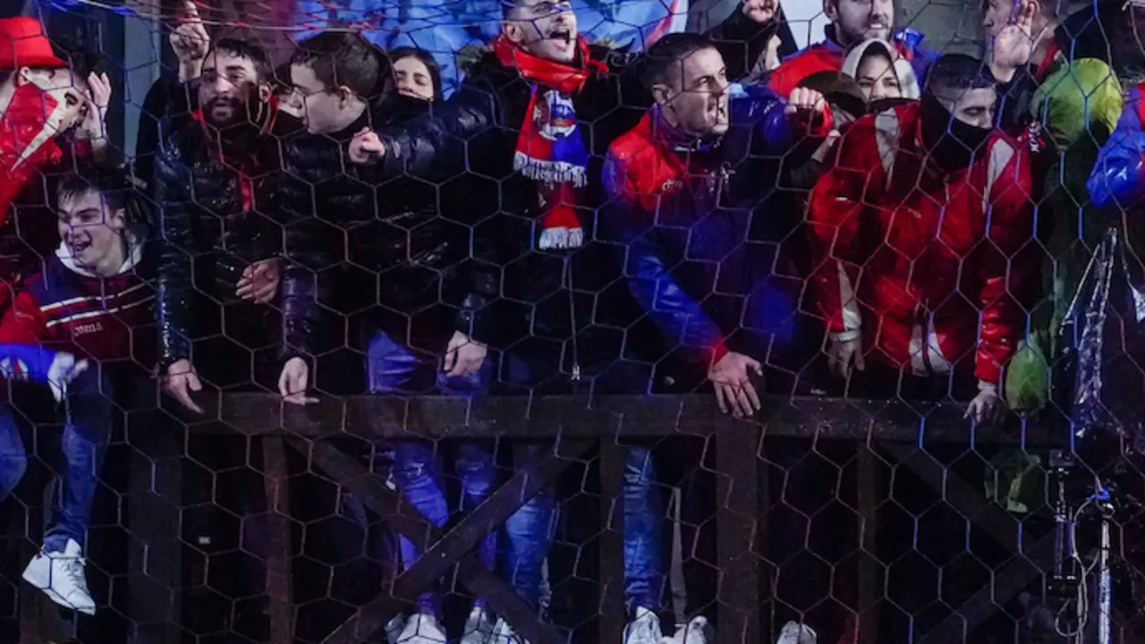 Aficionados del del Solares-Medio Cudeyo celebran un gol durante el partido de Copa del Rey contra el Espa&ntilde;ol. / HARDY