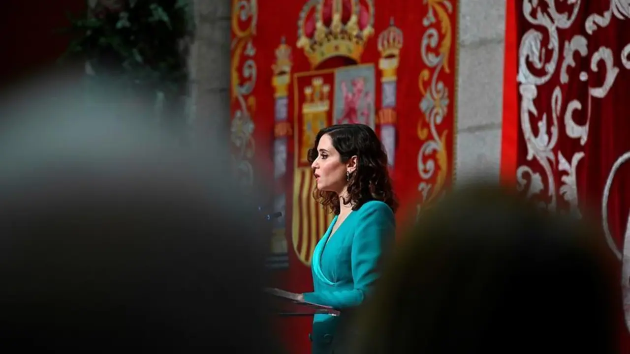 La presidenta de la Comunidad de Madrid, Isabel Diaz Ayuso, interviene en el acto celebrado con motivo del D&iacute;a de la Constituci&oacute;n, este viernes en la Casa de Correos, en Madrid. EFE/ Fernando Villar