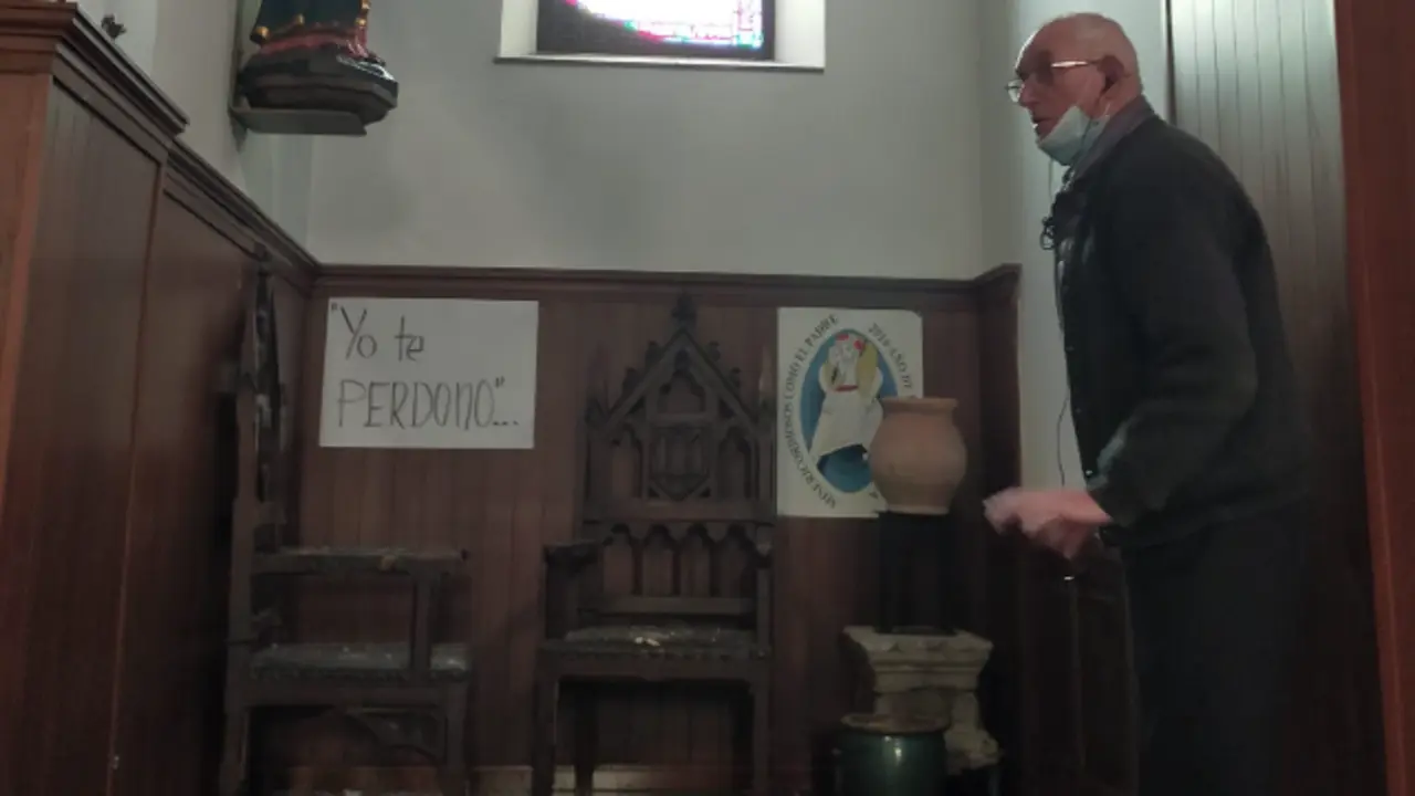 El p&aacute;rroco, Juan Cuevas, viendo los desperfectos que ocasion&oacute; el rayo.