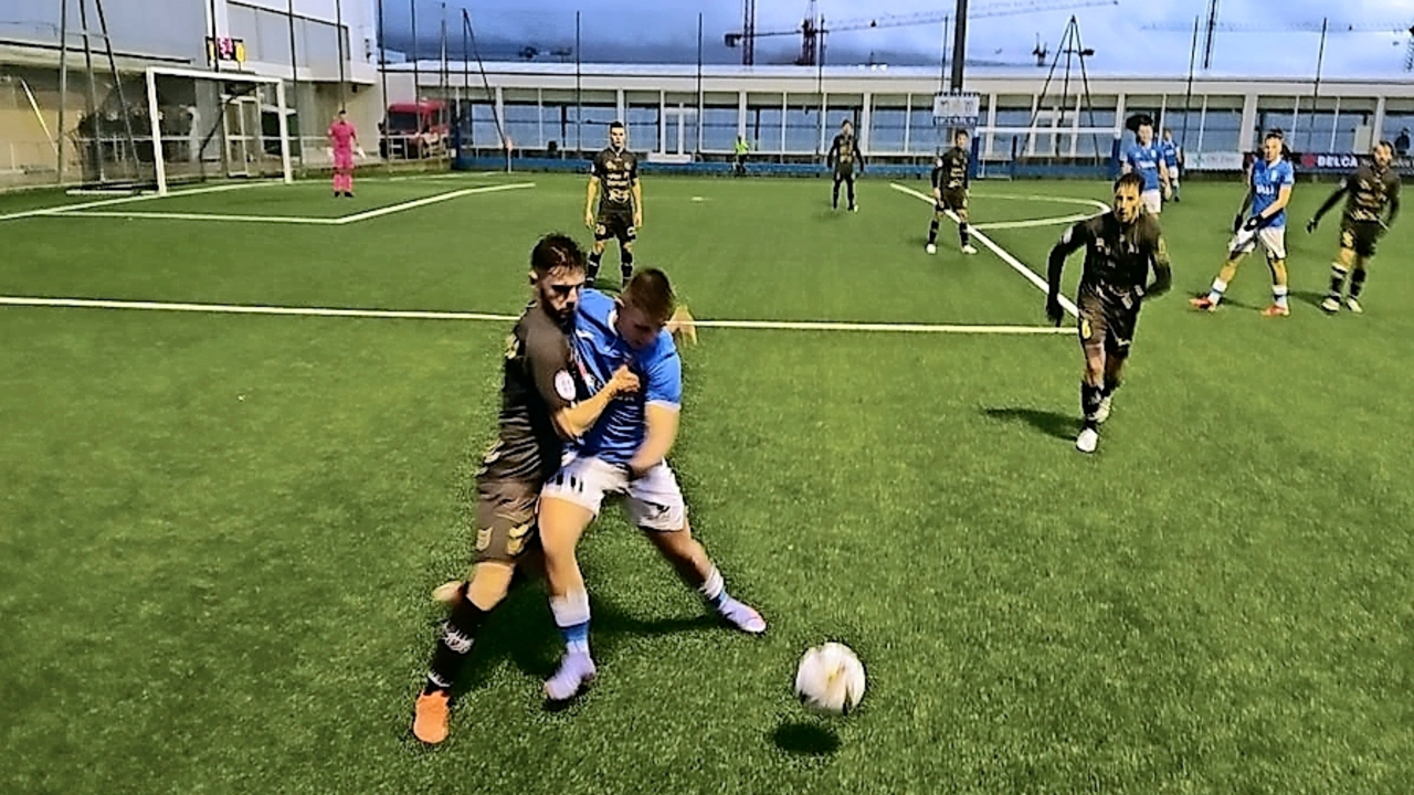 El judar del Ardoi protege el bal&oacute;n frente al jugador pegino. / ALERTA