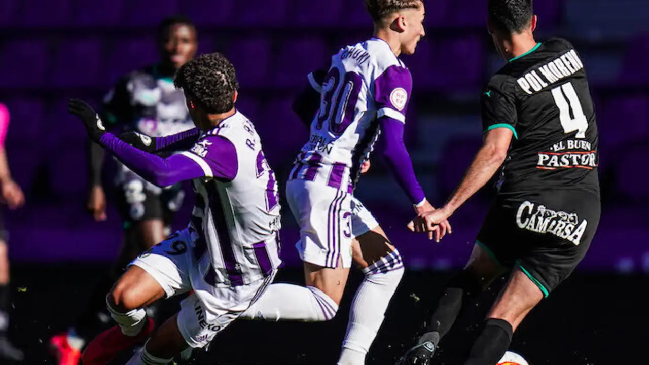 Un jugador del Pucela dribla al del Racing.