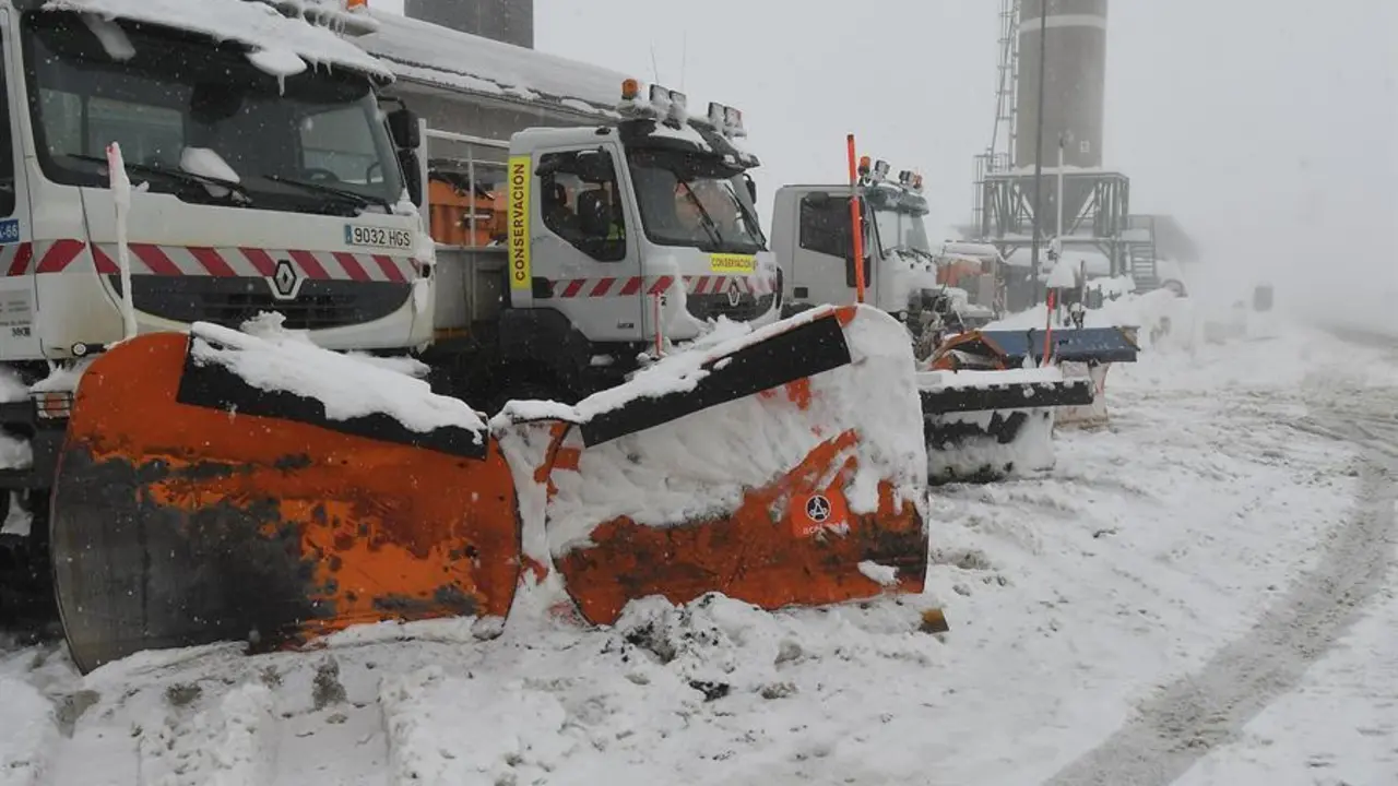 M&aacute;quinas quitanieves en los alrededores del puerto de Pajares, totalmente nevado, este domingo. Un temporal de nieve y fr&iacute;o afecta a la zona norte de la provincia de Le&oacute;n. EFE/J. Casares