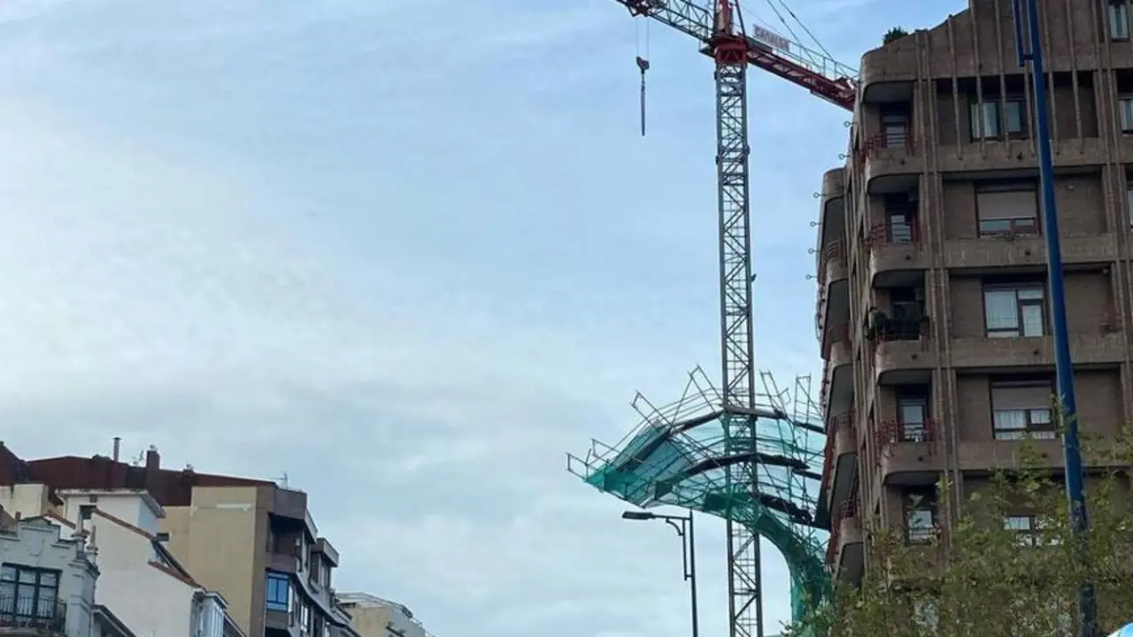 Andamio a punto de caerse en Santaner.