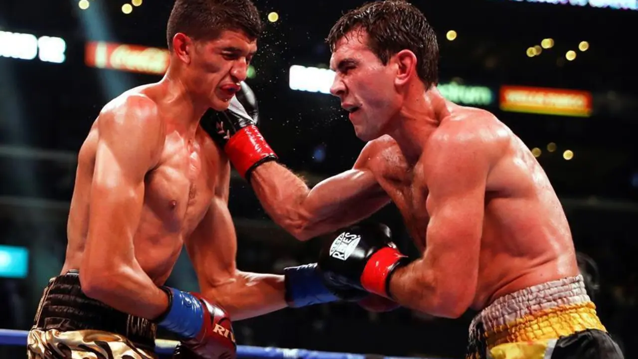 El estadounidense Sebasti&aacute;n Fundora (izq.) pelea con el espa&ntilde;ol Sergio Garc&iacute;a (der.) durante su combate eliminatorio por el t&iacute;tulo superwelter del CMB en el Staples Center de Los &Aacute;ngeles, California, Estados Unidos, el 5 de diciembre de 2021. (Espa&ntilde;a, Estados Unidos) EFE/EPA/CAROLINE BREHMAN