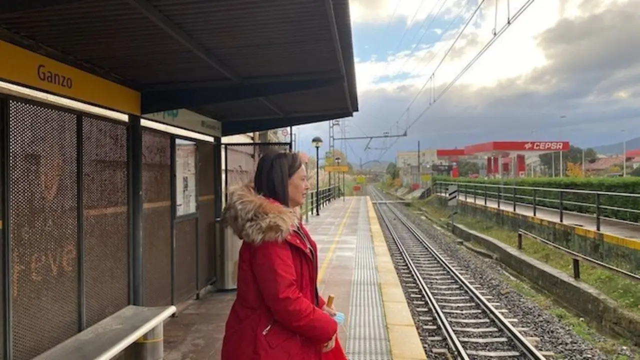 La portavoz del PP de Torrelavega, Marta Fern&aacute;ndez Teijeiro, en la estaci&oacute;n de Ganzo. / ALERTA