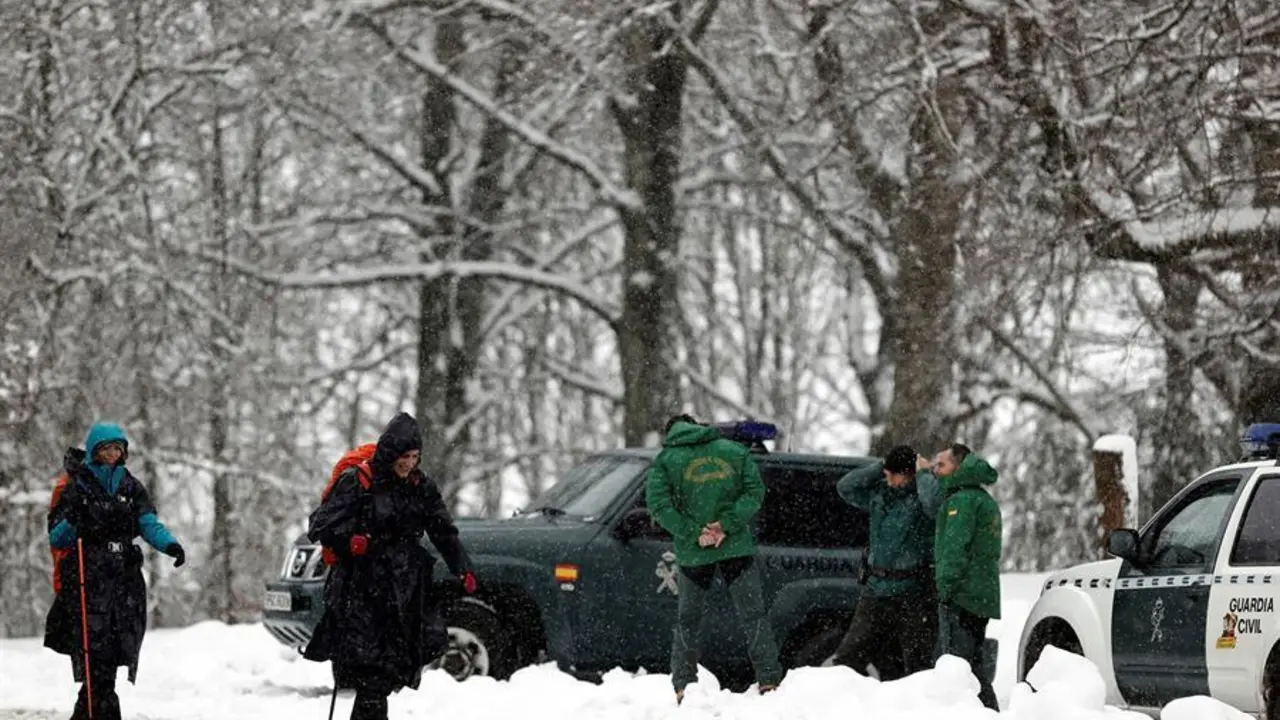 Las intensas nevadas que se han registrado estos d&iacute;as y la nieve ca&iacute;da durante el d&iacute;a de hoy impide que los peregrinos realicen el camino por los lugares tradicionales teniendo que hacerlo por la carretera N-135. La Agencia Estatal de Meteorolog&iacute;a prev&eacute; para este domingo en Navarra precipitaciones generalizadas, ocasionalmente acompa&ntilde;adas de tormenta, y nieve a 700-800 metros, bajando en las horas centrales a los 500-700, con acumulaciones de entre 20-30 cm en el Pirineo y de 10-15 cm en las sierras del noroeste. EFE/ Jes&uacute;s Diges