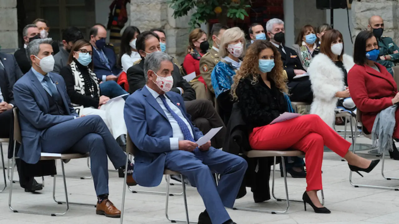 Los diputados y asistentes al acto durante el discurso de Joaqu&iacute;n G&oacute;mez en el patio del Parlamento. / Hardy