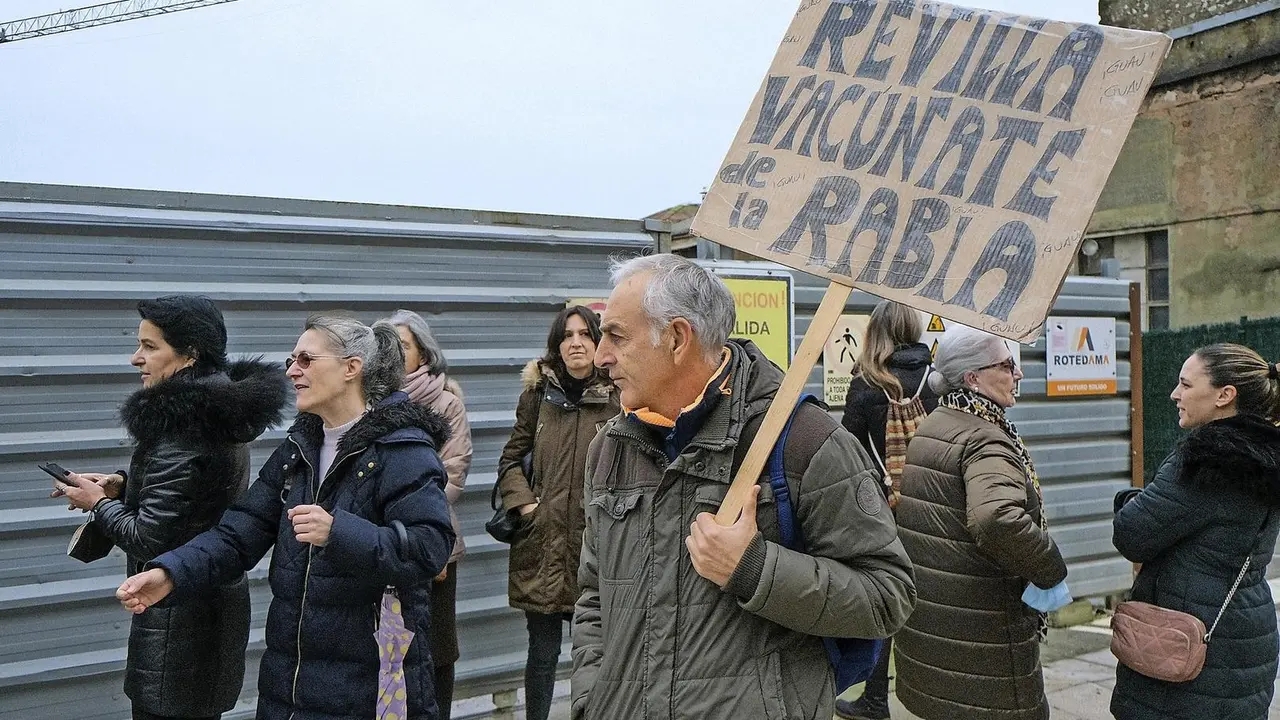 Manifestaci&oacute;n frente al Parlamento de Cantabria. / Hardy