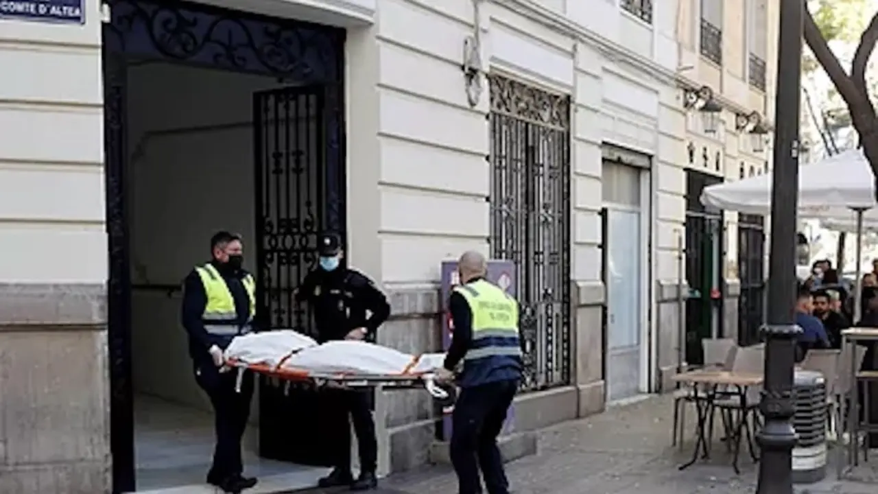La polic&iacute;a retira el cad&aacute;ver de Cristina del piso en el que fue asesinada.EFE
