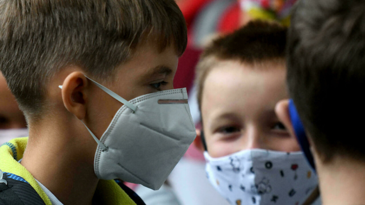 Ni&ntilde;os con mascarilla.