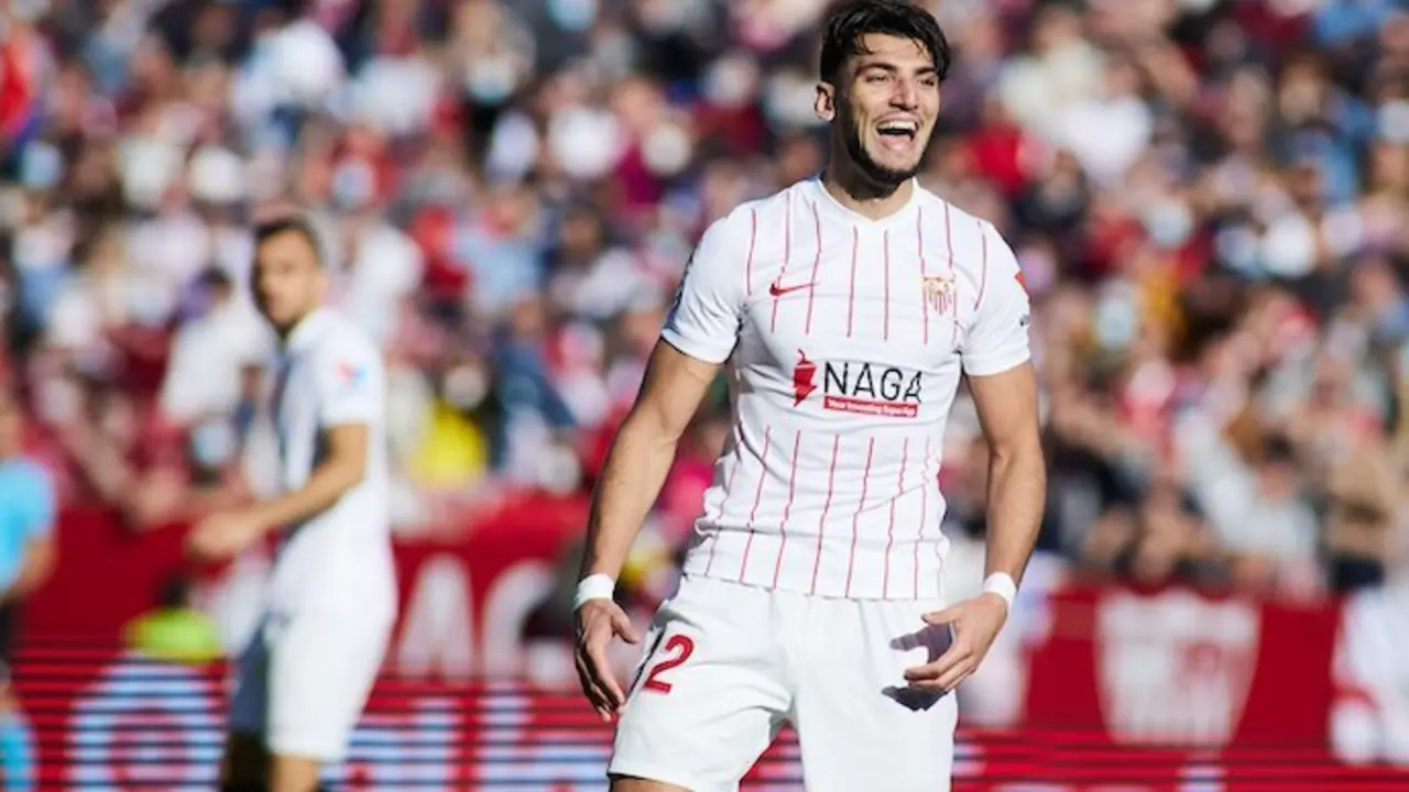 Rafa Mir of Sevilla protests during the spanish league, La Liga Santander, football match played between Sevilla FC and Villarreal CF at Ramon Sanchez-Pizjuan stadium on December 4, 2021, in Sevilla, Spain.
Joaquin Corchero / AFP7 / Europa Press
04/12/2021 ONLY FOR USE IN SPAIN