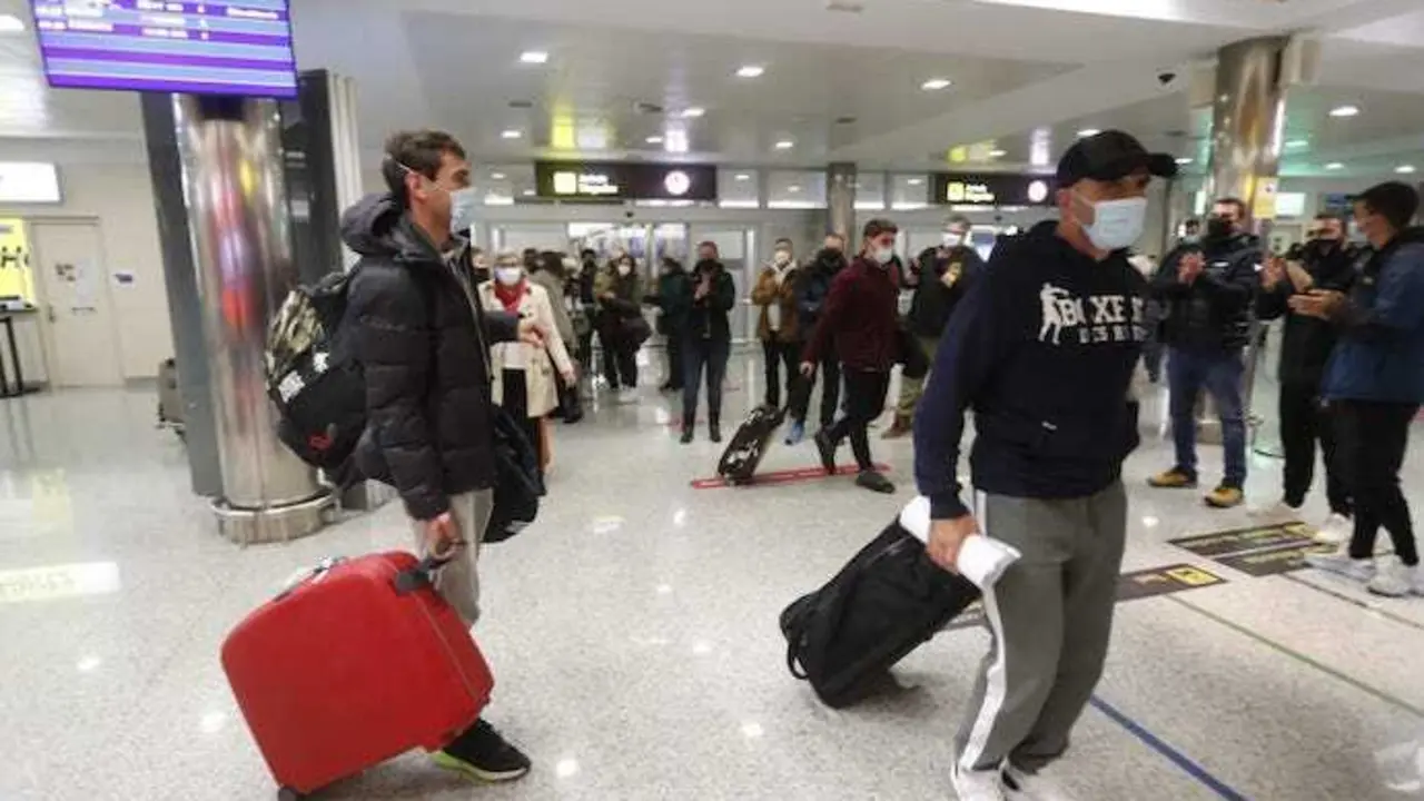 Sergio Garc&iacute;a y V&iacute;ctor Iglesias, a su llegada al aeropuerto de Santander. / ALERTA
