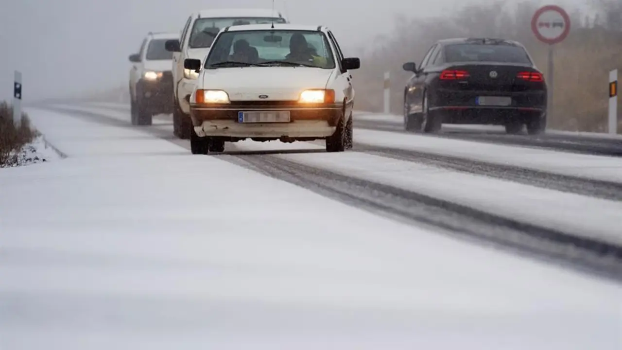 Veh&iacute;culos circulan con dificultad por la carretera CL-505 en &Aacute;vila por la nieve ca&iacute;da en las &uacute;ltimas horas. EFE/ Ra&uacute;l Sanchidri&aacute;n