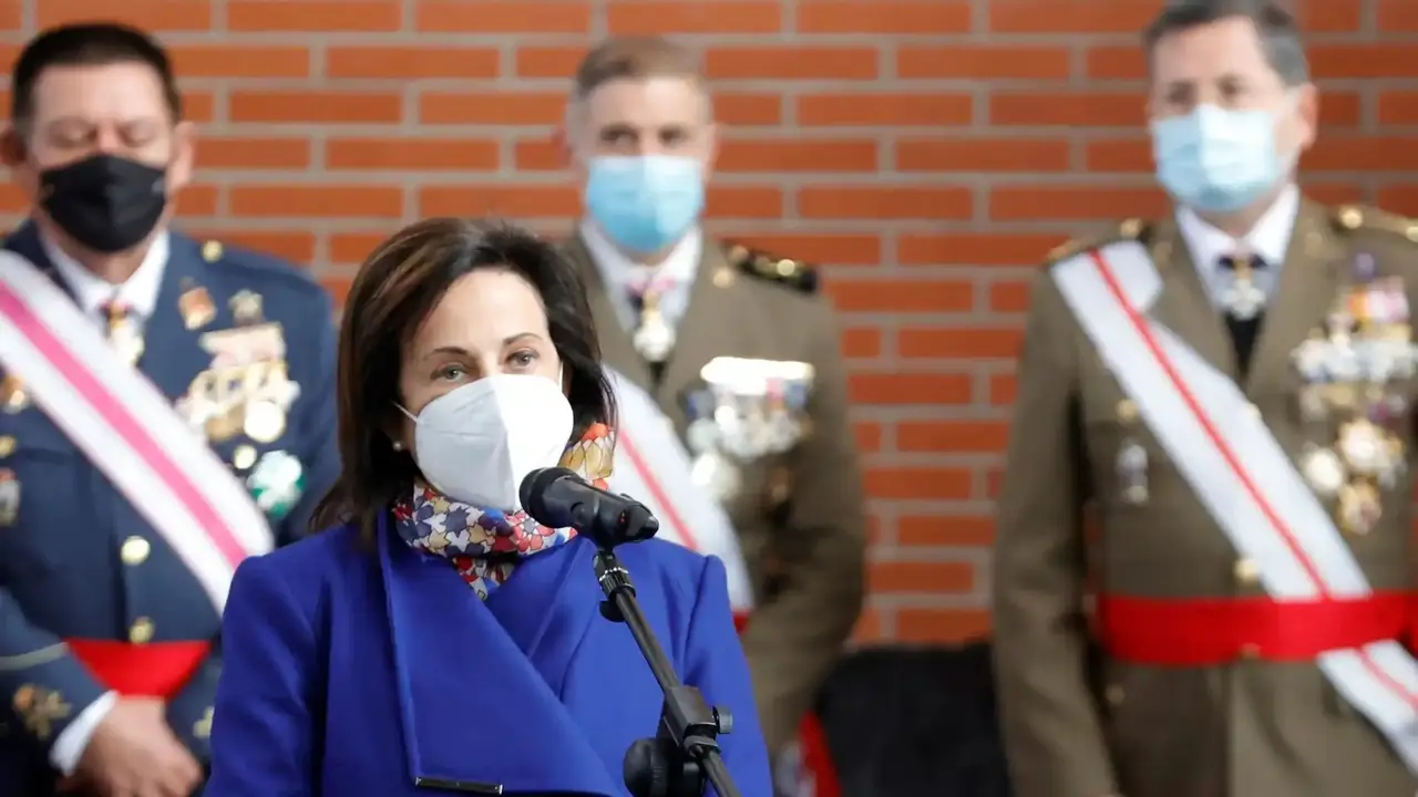 Robles, este mi&eacute;rcoles durante su visita a la Brigada Almog&aacute;vares VI de Paracaidistas. Efe