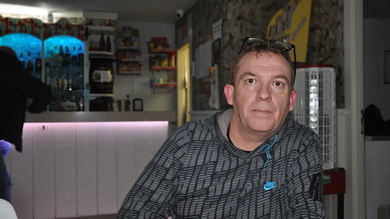 Emilio Noriega S&aacute;mano, el padre de Daniel, desaparecido el pasado s&aacute;bado 28, se&ntilde;ala el lugar donde puede encontrarse su hijo, no descansar&aacute; hasta encontrarle. / D&iacute;az