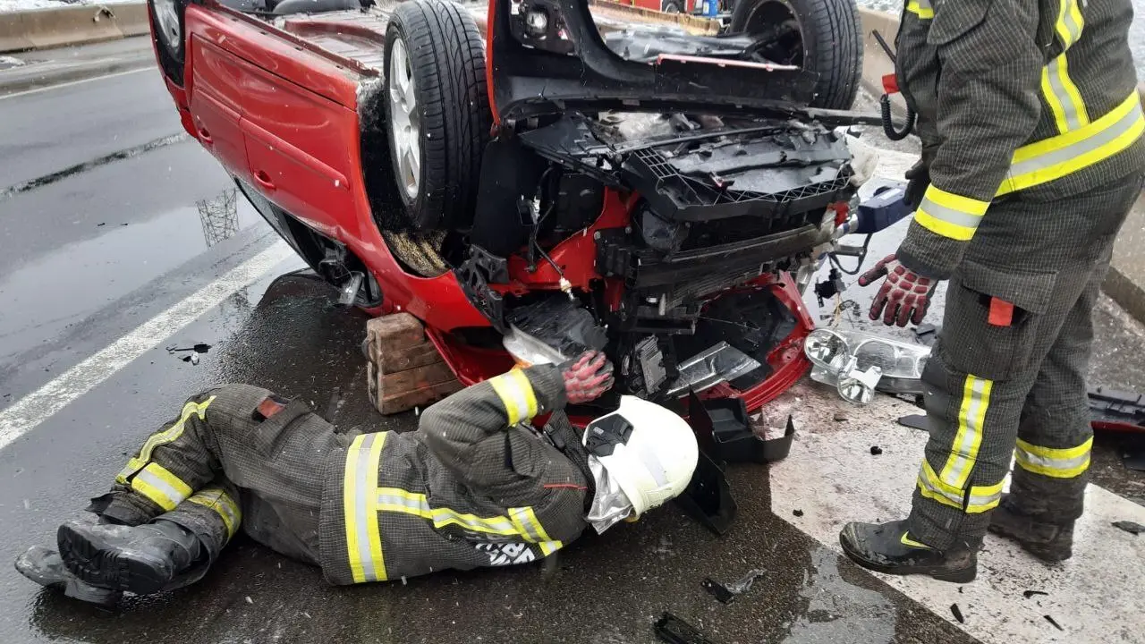 Vuelco de veh&iacute;culo en la A-67 en Campoo de Enmedio.