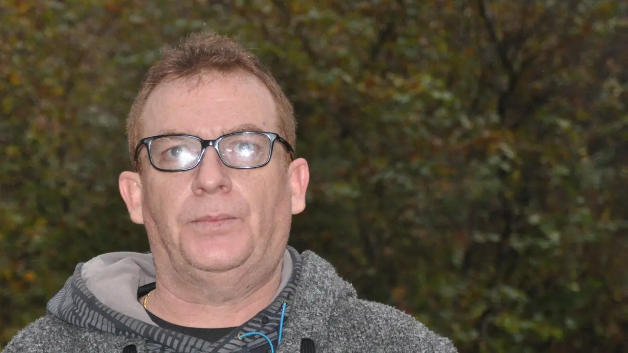 El padre de Daniel, Emilio Noriega S&aacute;mano cabizbajo en las inmediaciones del r&iacute;o Cieza. / D. Trueba