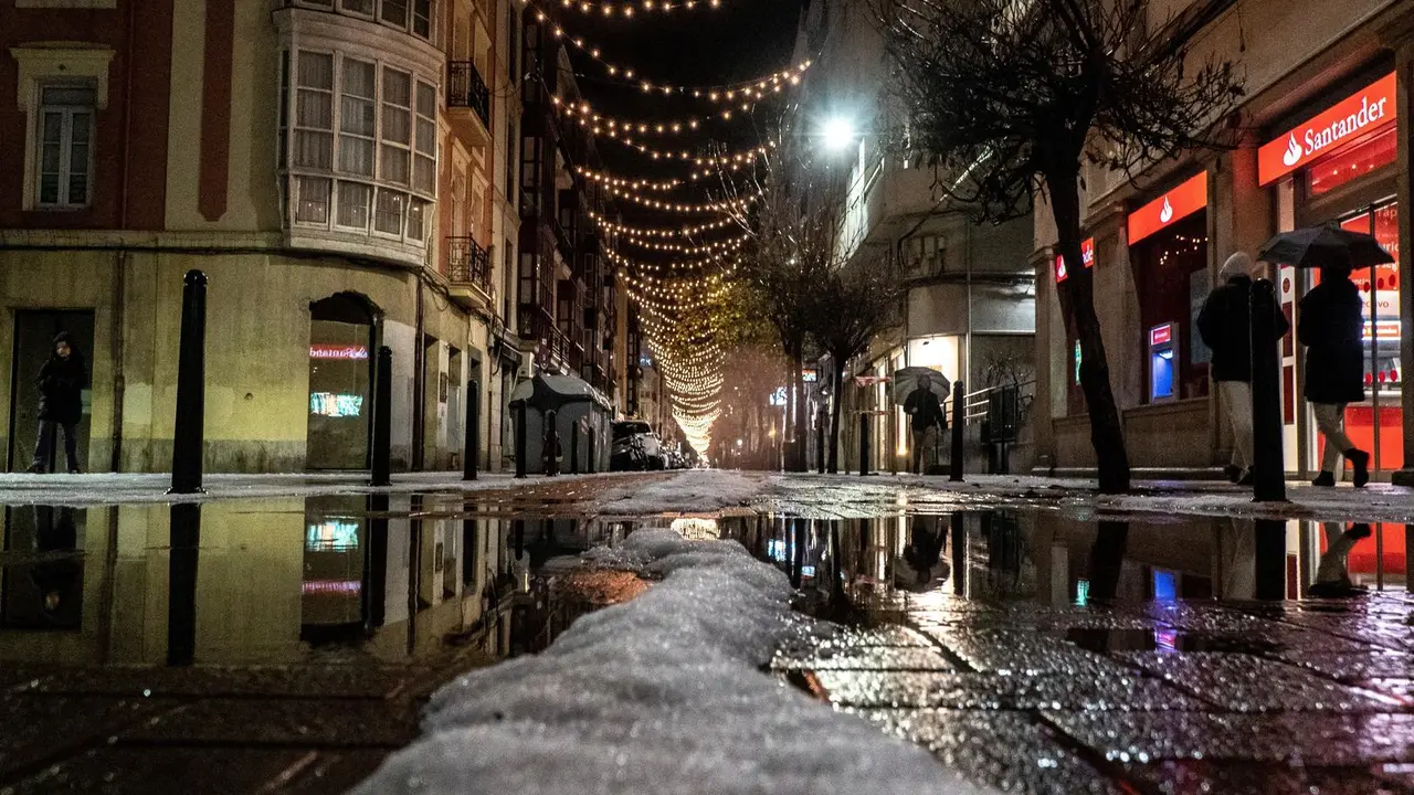 Granizada ca&iacute;da este mi&eacute;rcoles en una calle de Santander, en una jornada marcada por las bajas temperaturas en Cantabria. EFE/ Maru Garc&iacute;a