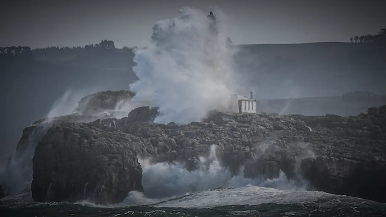 Una ola rompe contra la isla de Mouro frente a la costa de Santander. / Hardy