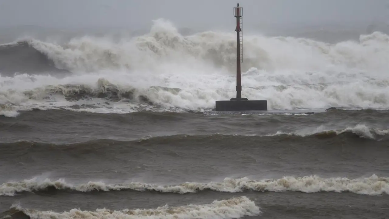 Fuertes olas rompen, este jueves, en la localidad c&aacute;ntabra de Suances, donde se encuentra activada la alerta por fen&oacute;menos costeros adversos. EFE/ Pedro Puente Hoyos