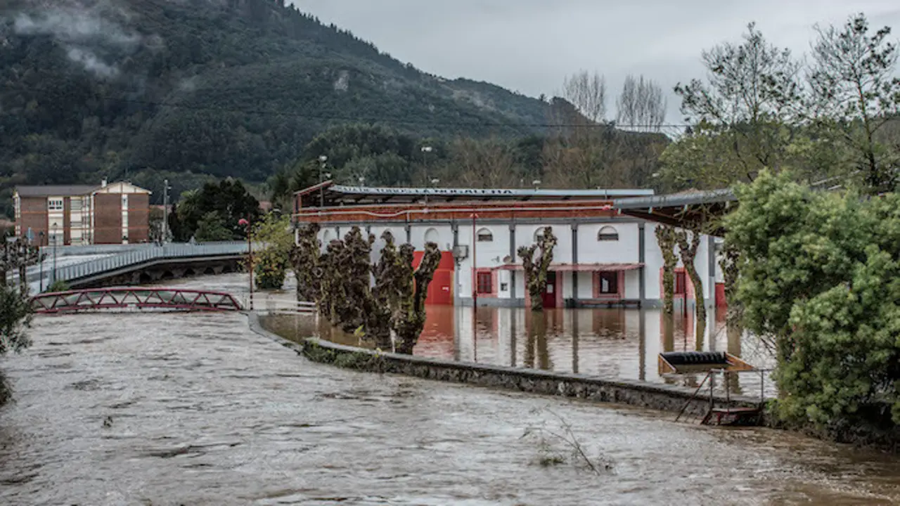 El r&iacute;o As&oacute;n a su paso por Ampuero.  / Reguera