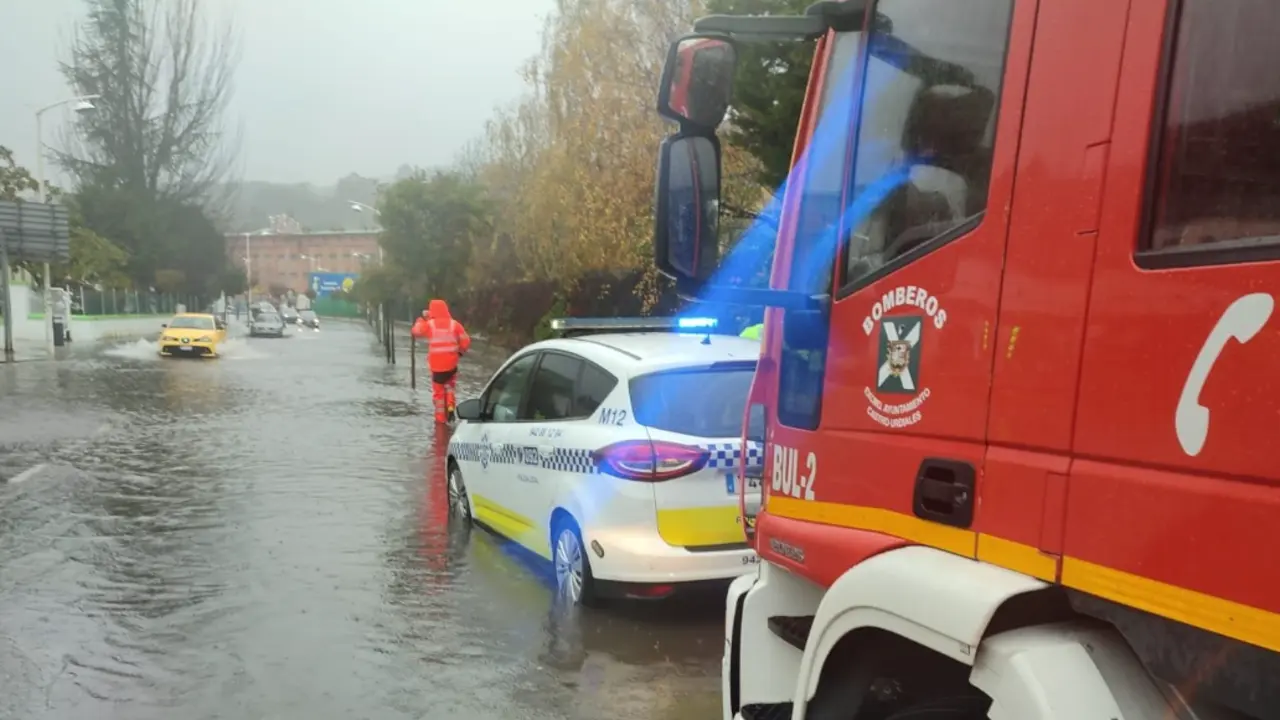 Una de las carreteras afectadas por las inundaciones en Cantabria.