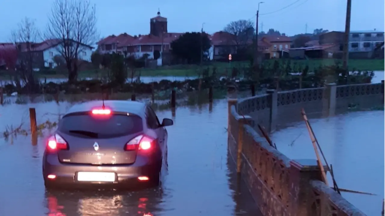 Un coche en mitad de la inundaci&oacute;n en el municipio de Camargo. / BOMBEROS CAMARGO