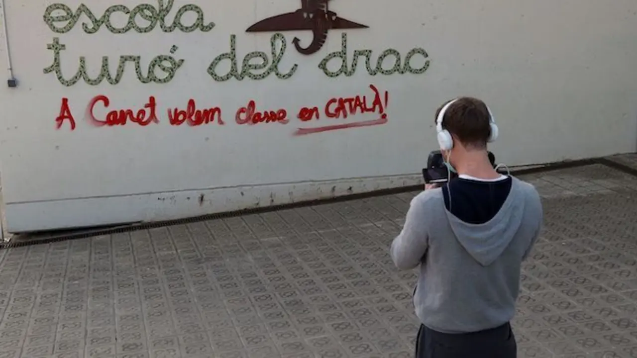 Los padres separatistas del colegio de Canet: &laquo;En Catalu&ntilde;a se estudia en catal&aacute;n&raquo;