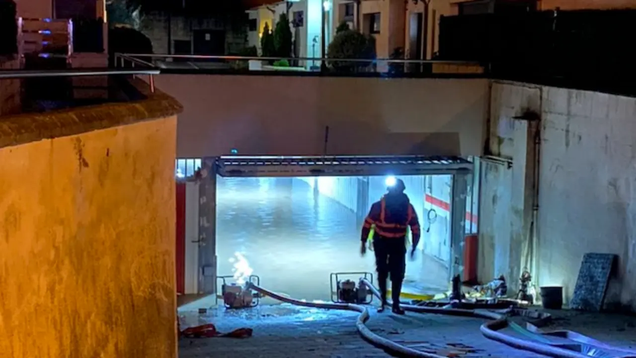 Bajos de garajes inundados en Oru&ntilde;a de Pi&eacute;lagos. / ALERTA