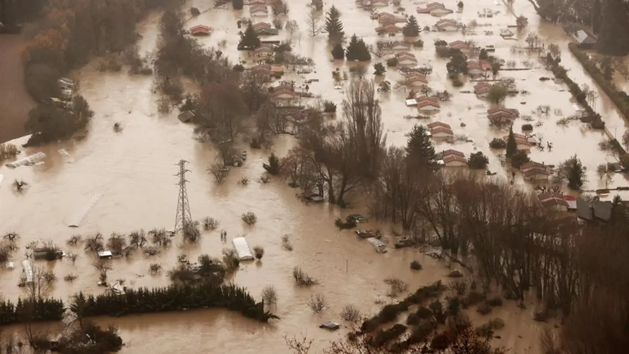 Vista a&eacute;rea de las inundaciones ocasionadas por el desbordamiento r&iacute;o Arga a su paso por Huarte, Villava y Burlada en Navarra, este viernes. EFE/ Jes&uacute;s Diges